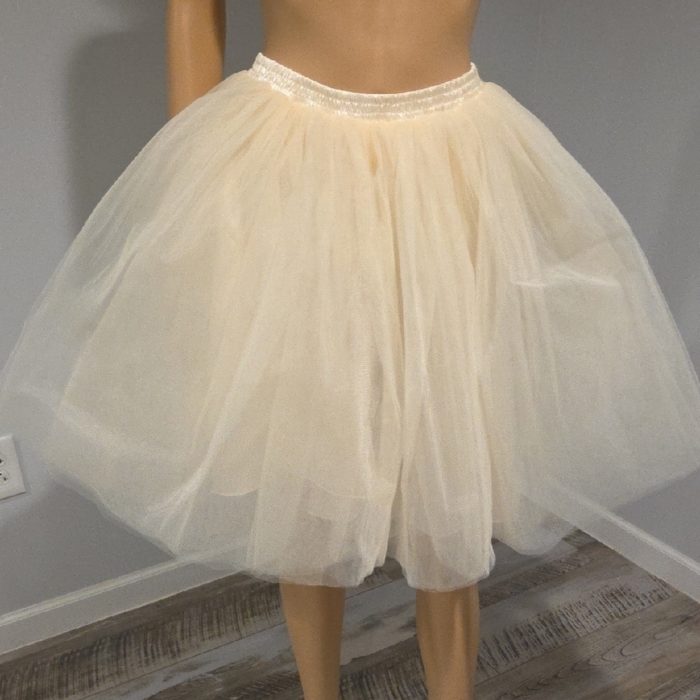 Elegant Cream Tulle Skirt - Picture 7 of 8